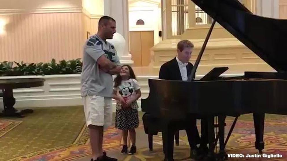 Hombre sorprende al cantar el “Ave María” en Disneyland