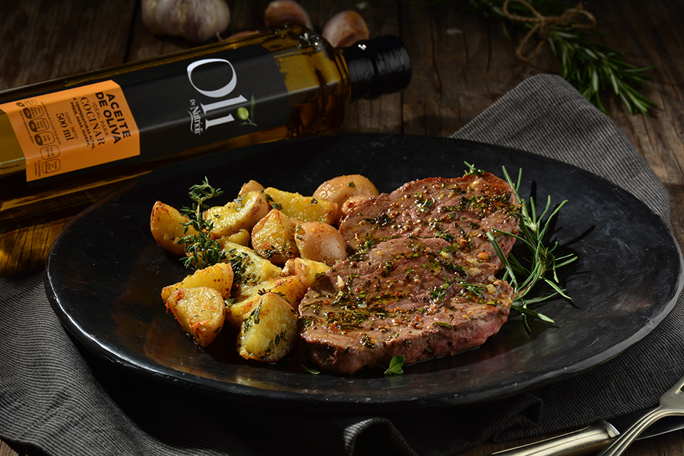 Filete de carne con papas al ajo