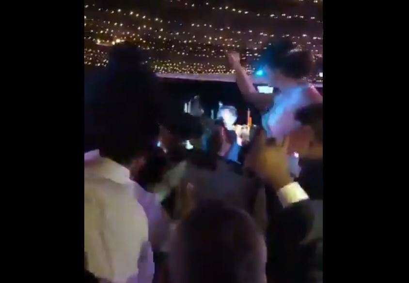 Pareja canta el himno del América durante su boda