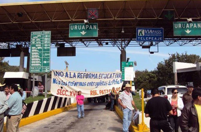 CNTE toma casetas de peaje en Michoacán