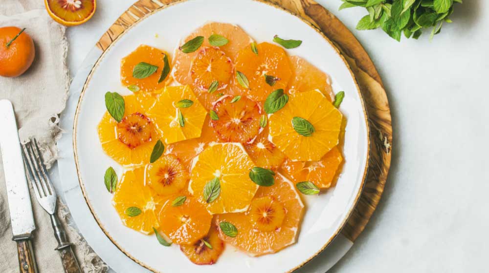 Ensalada de mandarina con naranja, miel y hojas de menta