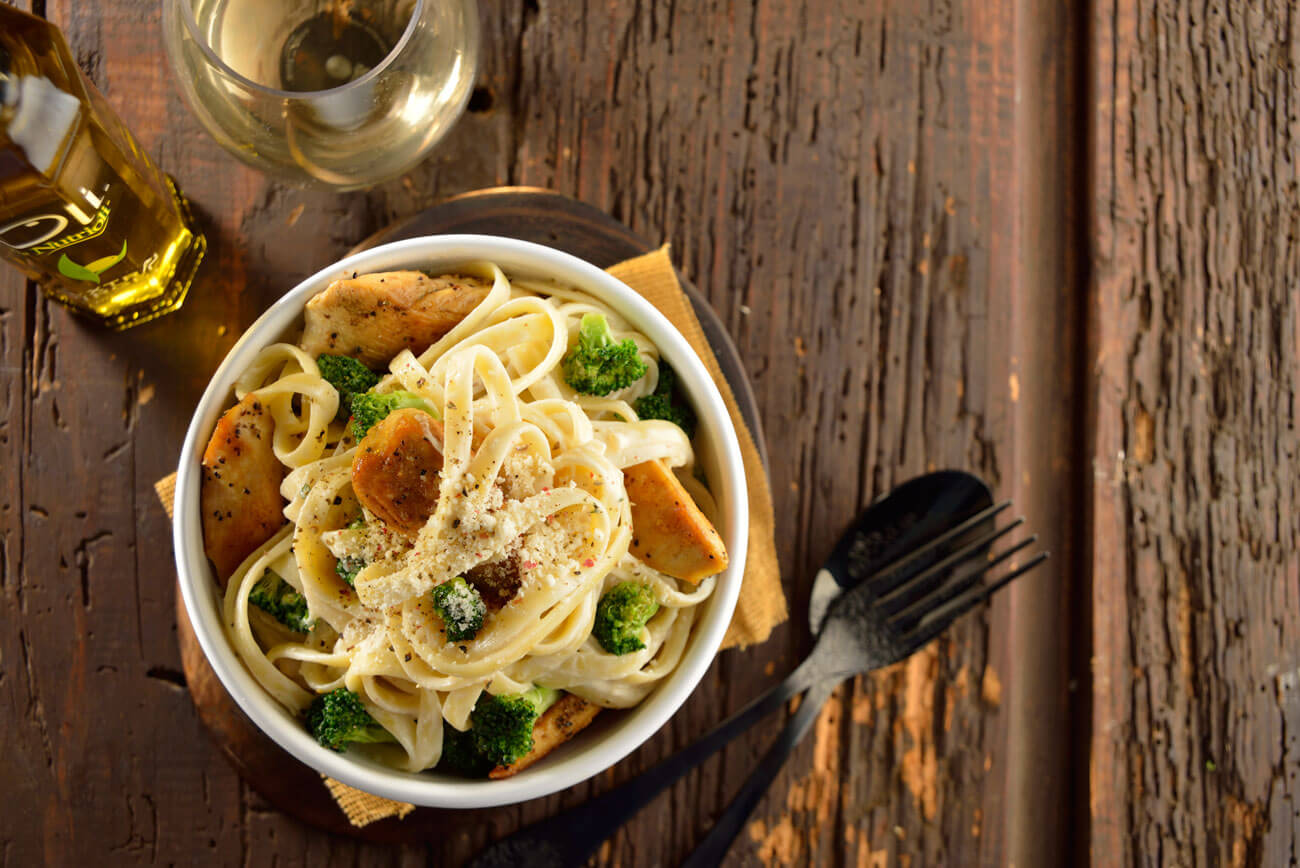 Pasta Alfredo con pollo y brócoli