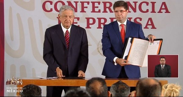 AMLO firma ante notario compromiso de no reelección