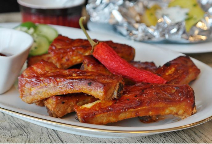 Costillas de cerdo adobados al vino tinto