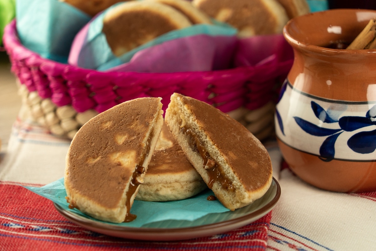 Gorditas de nata rellenas de dulce de leche