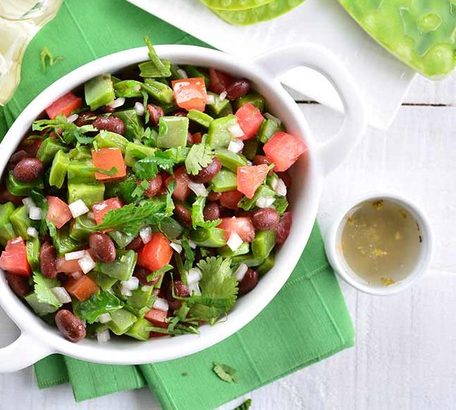 Ensalada de nopales con frijoles negros y pico de gallo