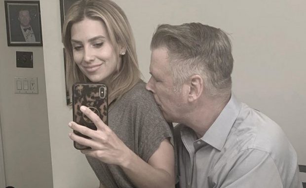 Hilaria Baldwin anuncia que está embarazada para que la dejen tranquila