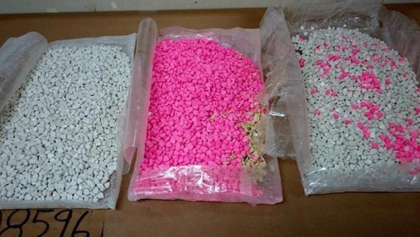 Pareja compra ropa en línea y les envían pastillas de éxtasis