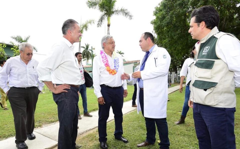 AMLO compromete a Zoé Robledo a destacar al frente del IMSS