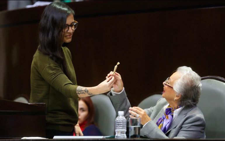 Olga Sánchez Cordero recibe de regalo un “churro” de mariguana