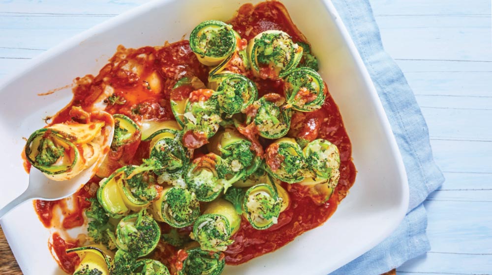 Rollitos de calabaza rellenos en salsa de tomate