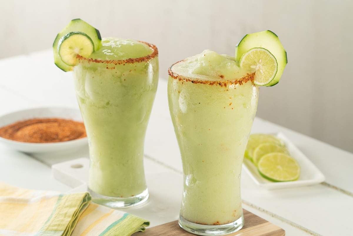 Raspado de pepino con chile piquín