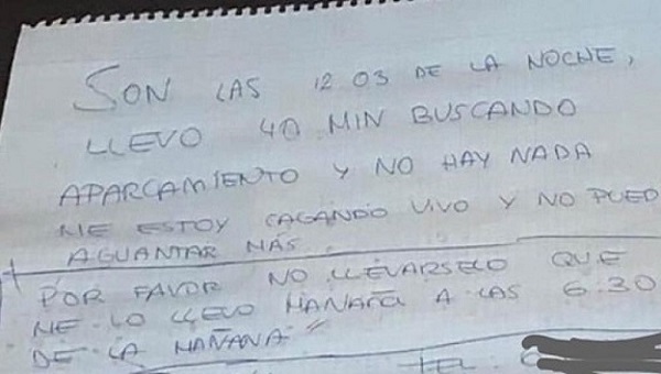 Joven deja una nota en su auto mal estacionado porque le andaba del baño