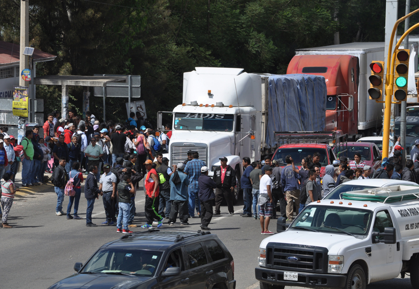 Funcionarios escapan de bloqueo a través de alcantarillas y escalando bardas en Oaxaca