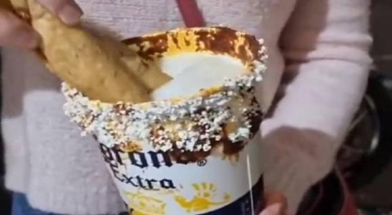 Se viraliza la “Michelada de mole” con flautas de pollo