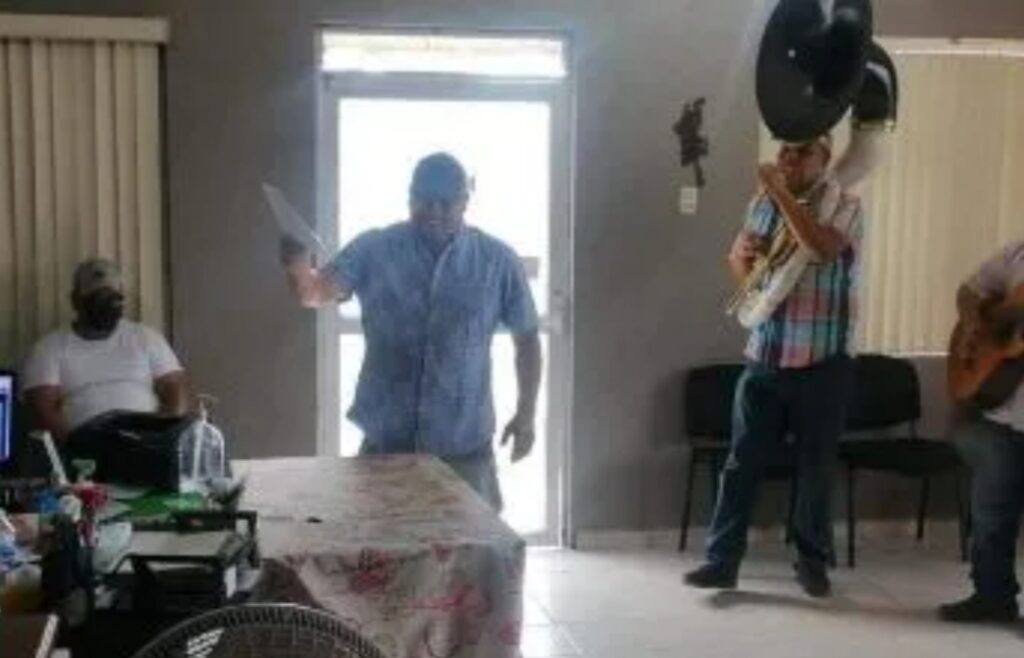 Con bombo y platillo hombre festeja su divorcio