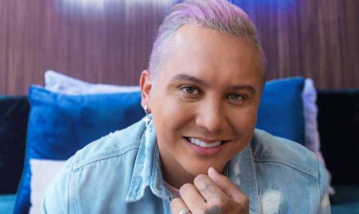 Critican a Edwin Luna por aparecer junto a modelo trans