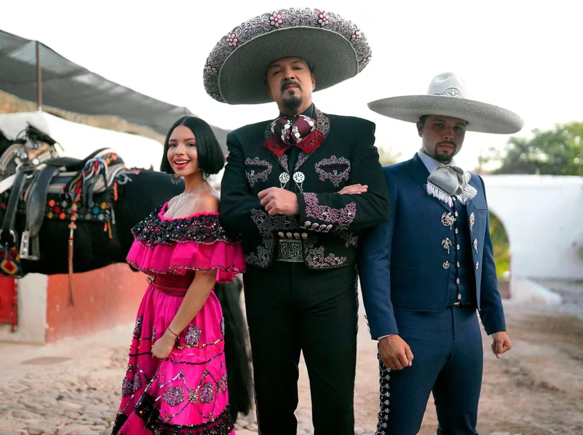 Pepe Aguilar explota contra reportero tras pregunta a Ángela