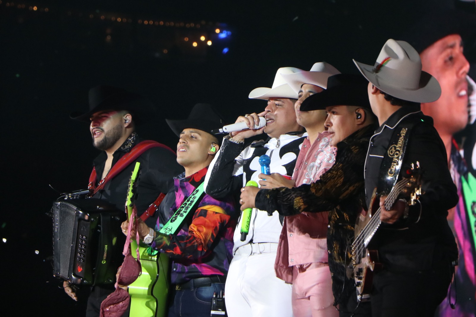 Así fue el concierto de Grupo Firme en el Foro Sol con un lleno total.